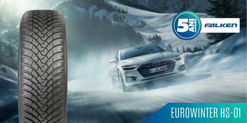 Imagine ilustrativă cu o mașină albă într-un decor de iarnă și o anvelopă