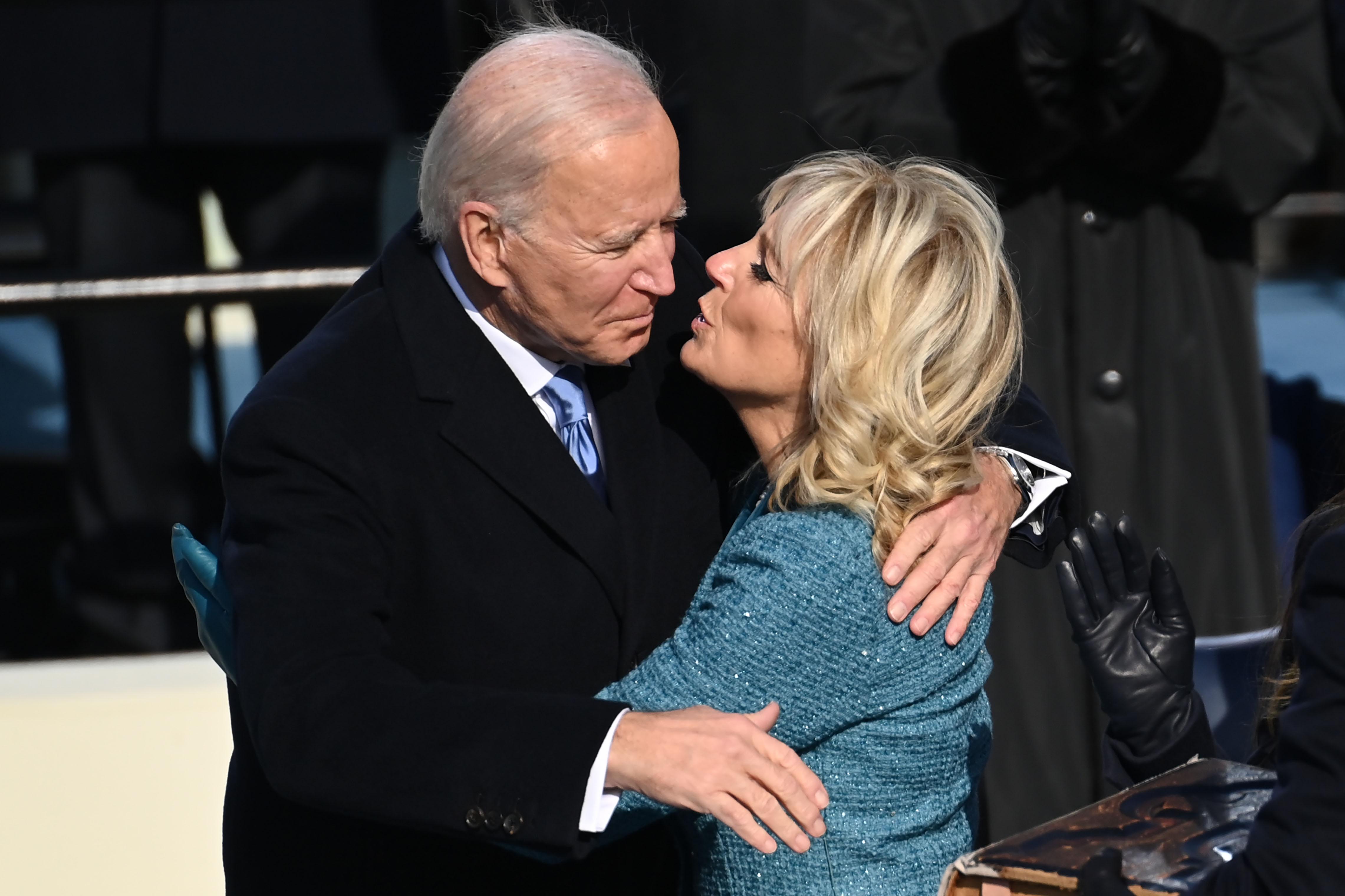 Fotografie rară cu Joe Biden și Jill Biden în tinerețe. Soția sa, o domnișoară superbă cu părul bălai și umerii goi