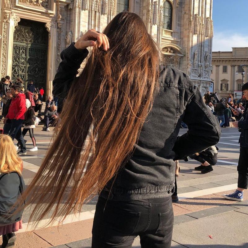 Massimo Volpe, cu părul despletit, la Milano (Italia)