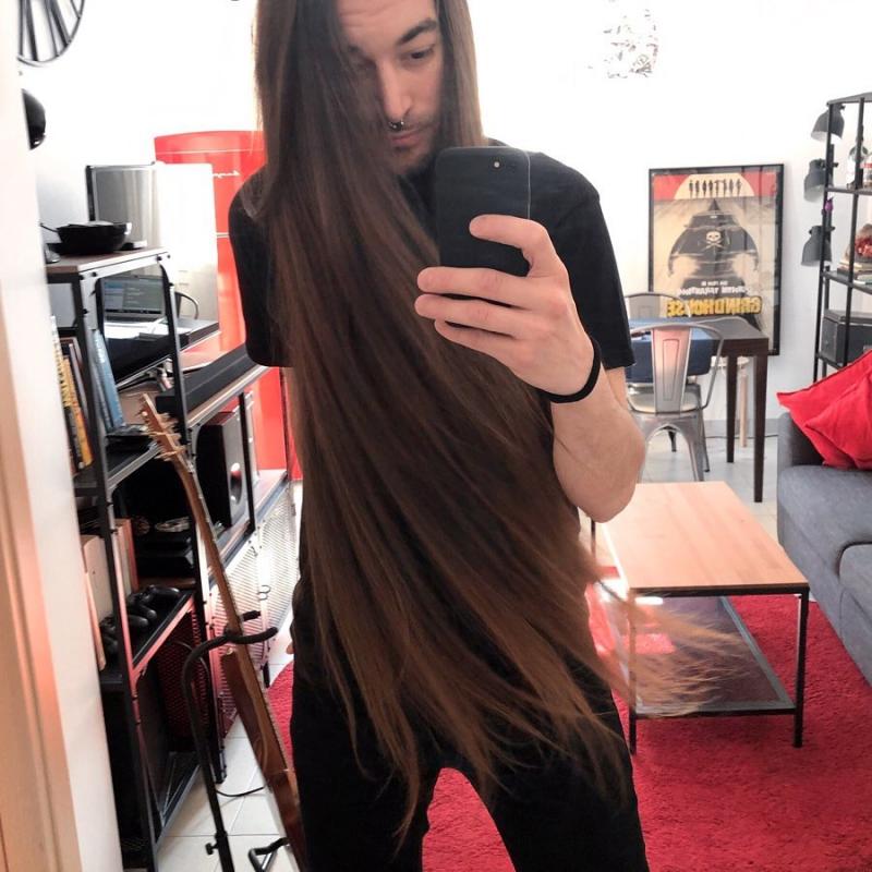 Massimo Volpe, cu părul despletit, făcând un selfie în oglindă