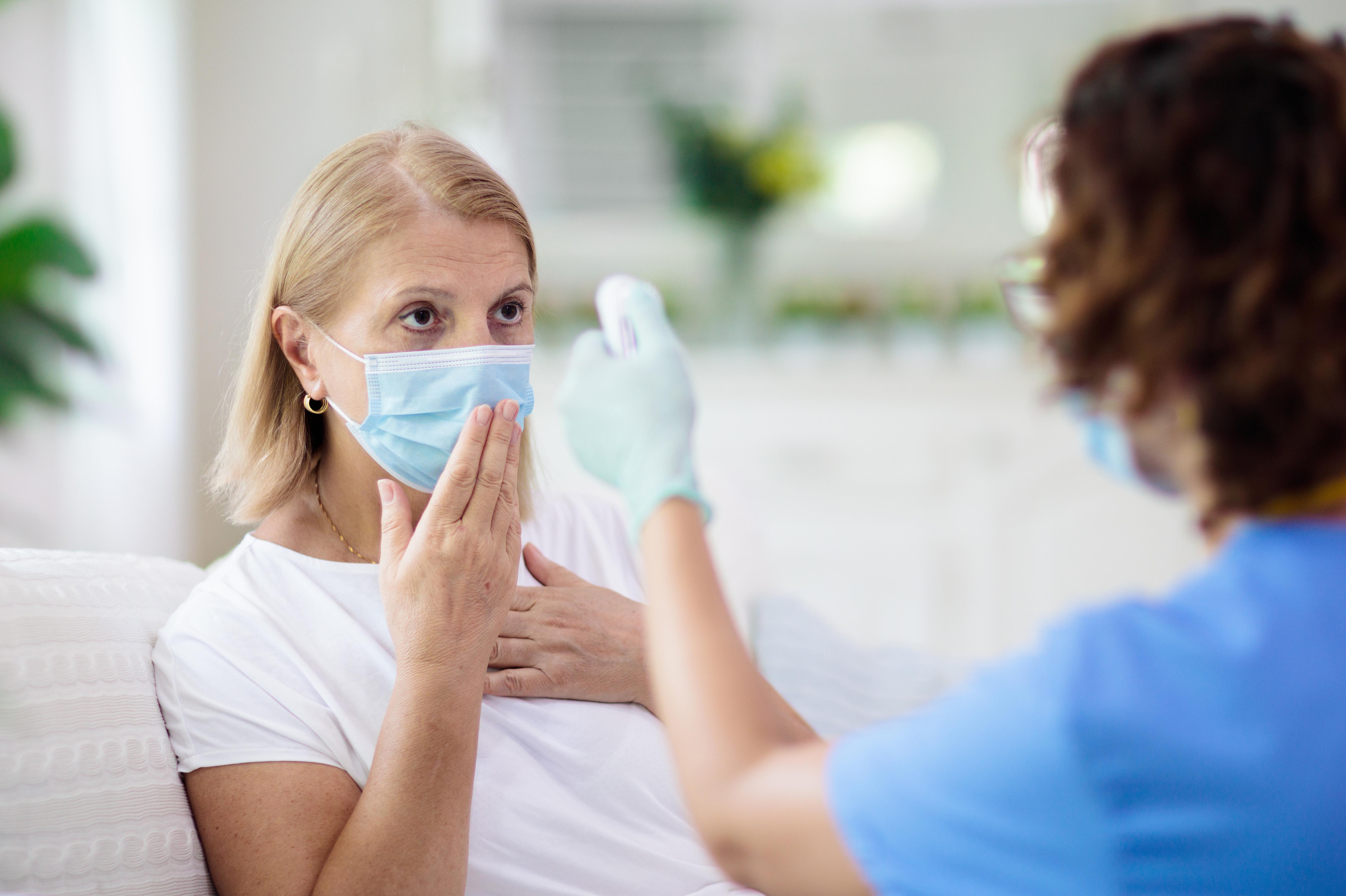 Голубой грипп. Пациент в маске. Врач и пациент в масках. Эпидемия гриппа. Больной в маске.