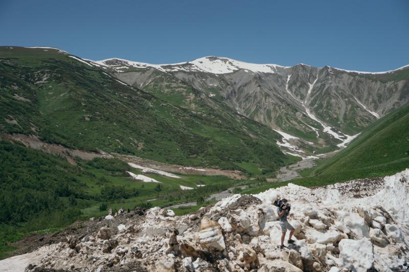 Imagine cu muntii caucaz din Georgia 