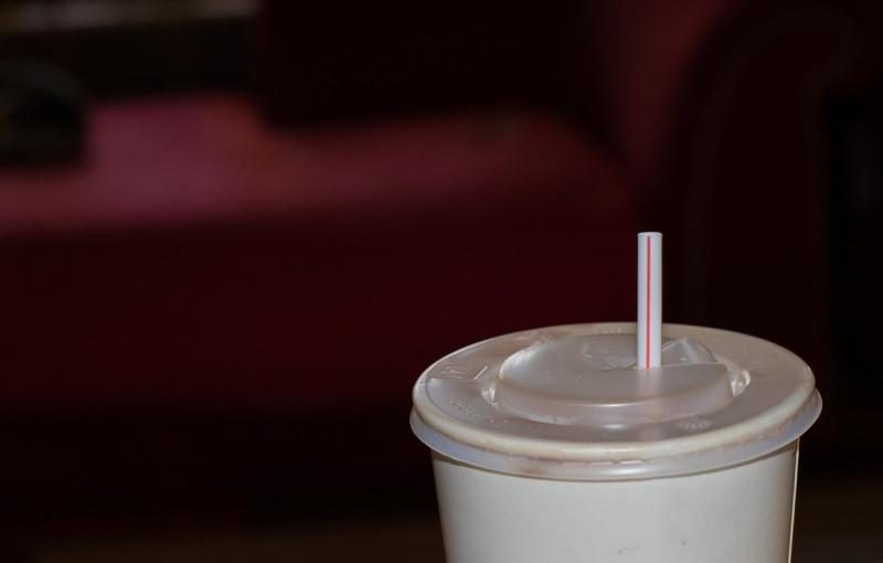 imagine cu un pahar de suc de la fast food