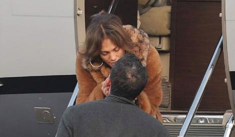 Jennifer Lopez și Ben Affleck, surprinși în aeroport. Cei doi s-au sărutat înainte ca artista să plece cu un avion privat