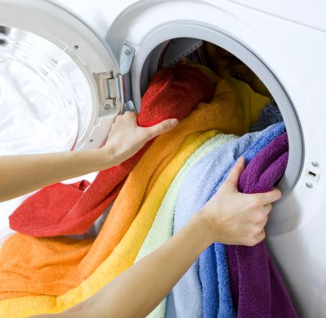 O adolescentă a avut surpriza vieții după ce a folosit mașina de spălat. Ce a găsit în interior a speriat-o serios