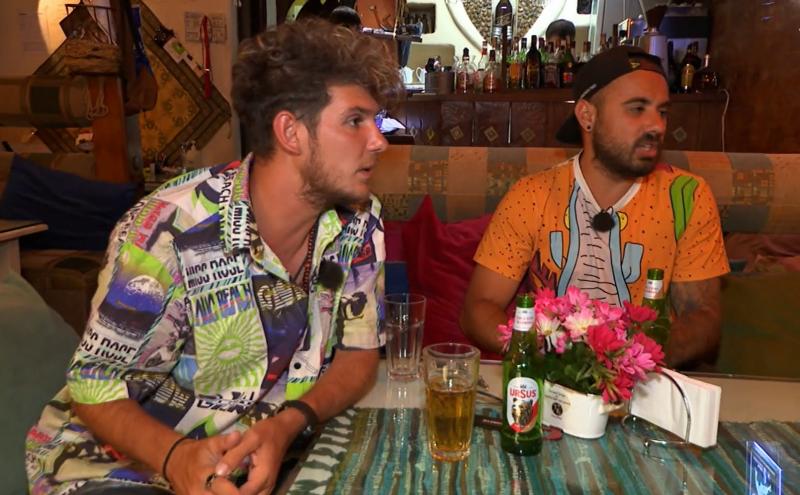 emi si cuza la asia express, stand la o masa