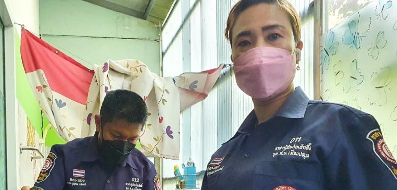 doua persoane stand intr-o baie