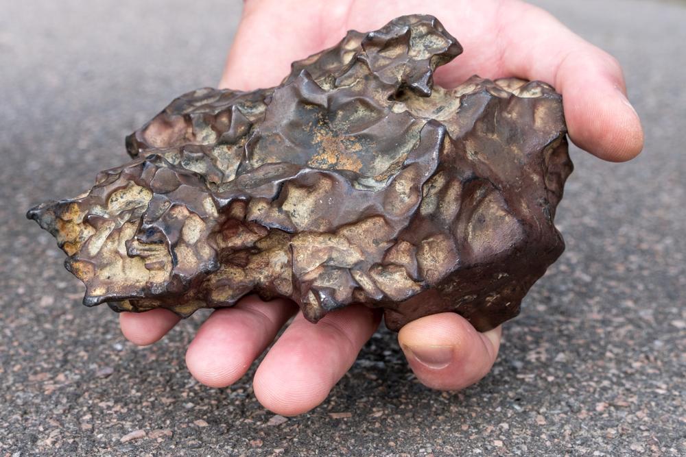 Un bărbat a găsit o piatră bizară și a luat-o acasă. După 6 ani, acesta a descoperit ce „secret” ascunde: „Are 4 miliarde de ani!”