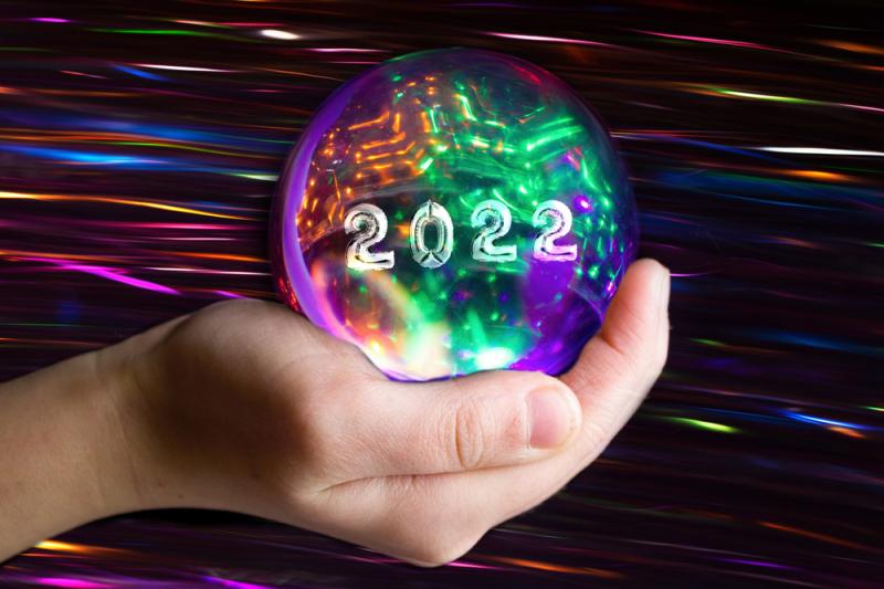 o mana ce tine un glob cu anul 2022 scris pe el