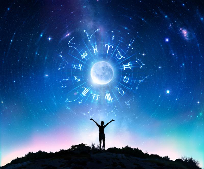 persoana ce ridica mainile la cer, unde sunt simbolurile zodiilor din horoscop