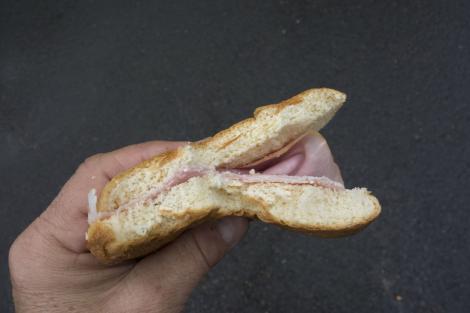 O femeie și-a cumpărat un sandviș din supermarket, dar când l-a deschis s-a speriat. Peste ce a putut să dea