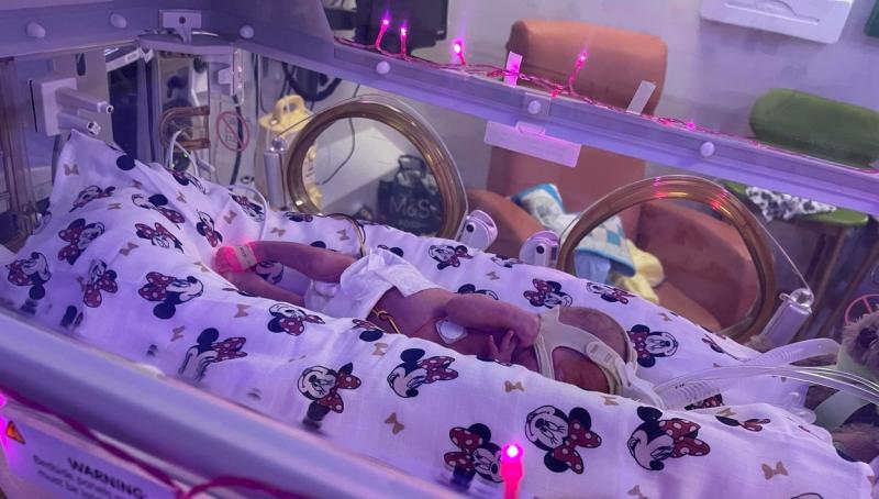 Bebeluș în incubator la Terapie Intensivă