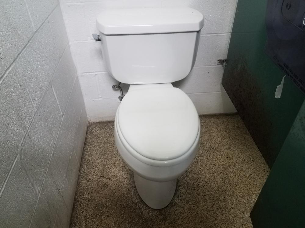 Un elev a mers la baia școlii și a descoperit o cameră „secretă”. Peste ce a dat atunci când a deschis-o. A filmat totul