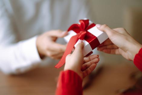 Cum oferim și cum primim cadouri în prag de sărbători, conform regulilor de etichetă