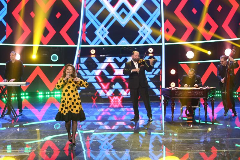 Maria Buză cântă pe scena emisiunii „Te cunosc de undeva”