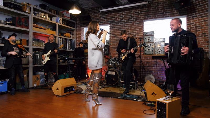 Raluka și trupa sa, cântând împreună piese din proiectul Balkanic