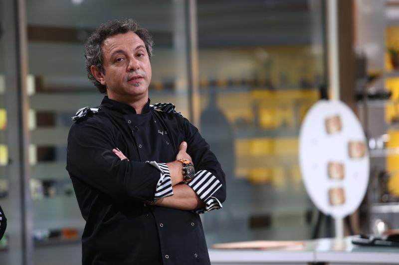 Sorin Bontea  în bucătăria emisiunii „Chefi la cuțite”, sezonul 8