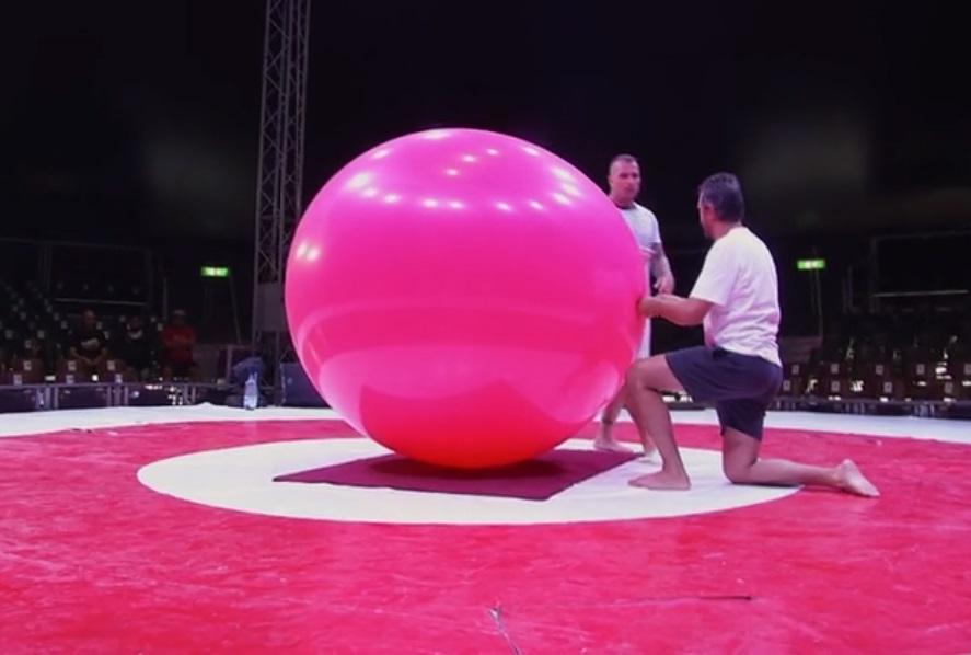 Poftiți la circ, 23 februarie 2021. Nicolai Tand se strecoară complet într-un balon imens. Show total la circ