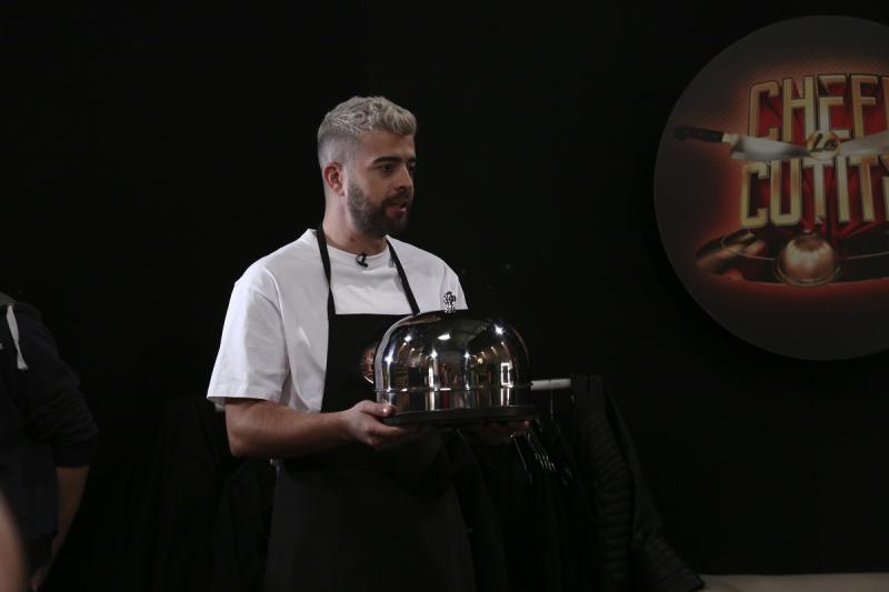 Speak ținând un cloș în mâini, în sezonul 9 „Chefi la cuțite”