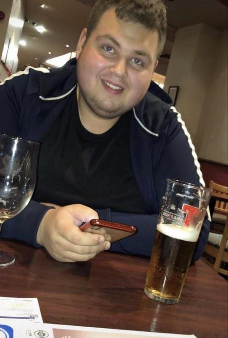 Marcin Polek când avea 190 de kilograme, stând la masa unui local, cu un pahar de bere