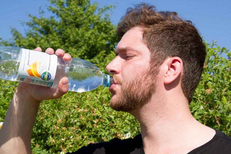 Marc Wübbenhorst bând o sticlă cu apă