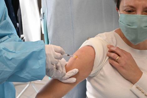 Vaccinul anti-coronavirus a provocat 2.489 de reacţii adverse. Care au fost cele mai frecvente manifestări