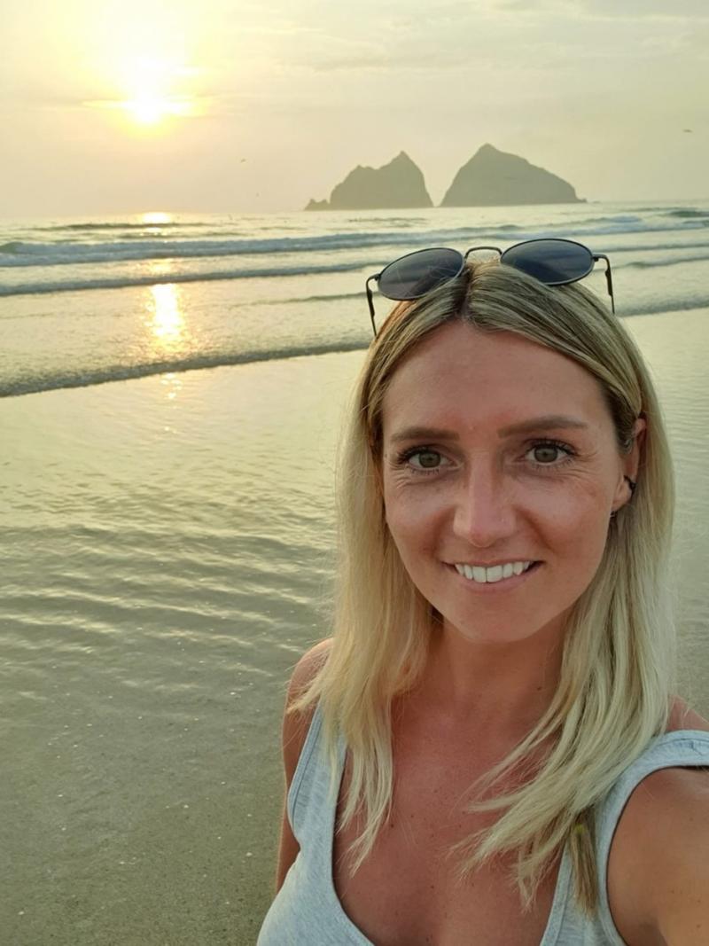 Lisa Sheppard, selfie pe o plajă