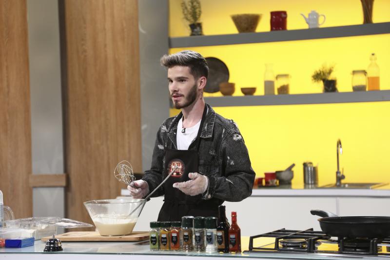  Bogdan Stan (Bodi) gătind la Chefi la cuțite, sezonul 9