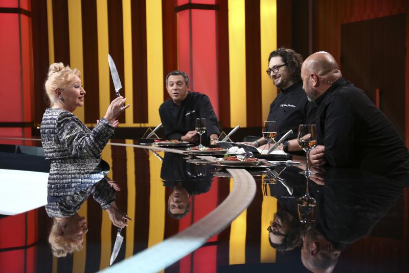 Rodica Popescu Bitănescu primind cuțitul de argint la Chefi la cuțite