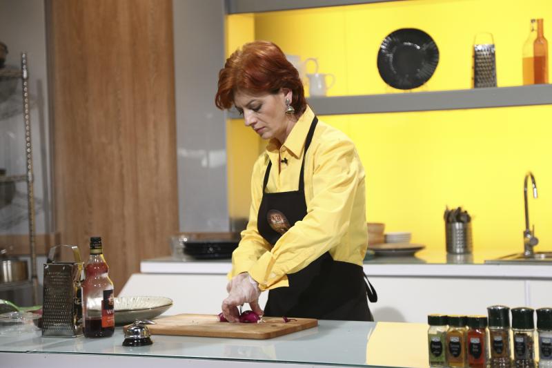 antonela costea gătind la chefi la cuțite