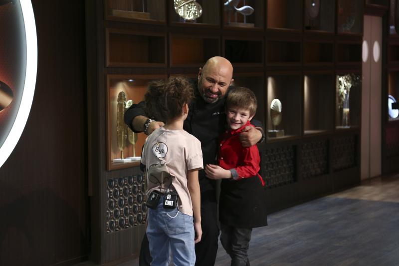 Cătălin Scărlătescu și finii săi în platoul „Chefi la cuțite”