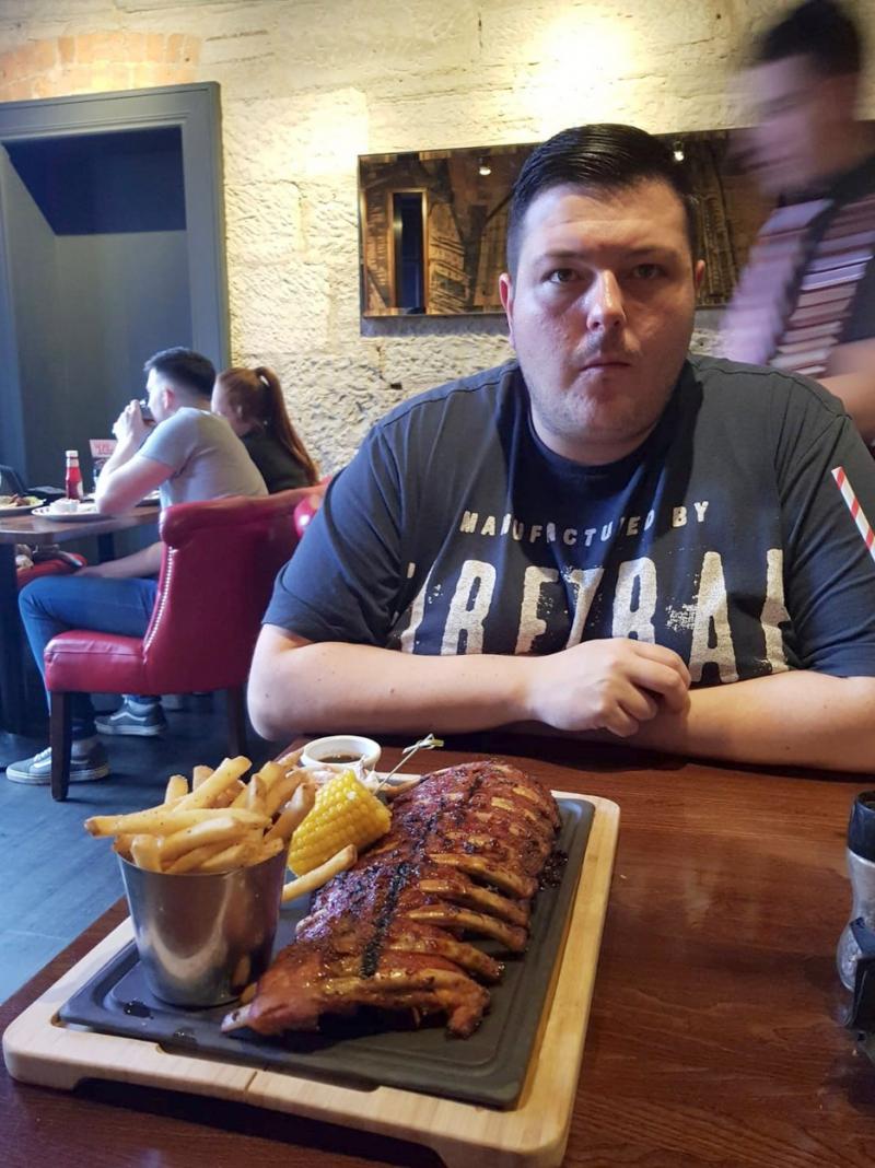 Martin Bryan la un restaurant, servind carne și cartofi prăjiți