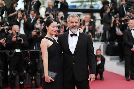 Mel Gibson și Rosalind Ross, iubita mai tânără cu 34 de ani, fotografiați în ipostaze rare. Cum i-au pozat paparazzi