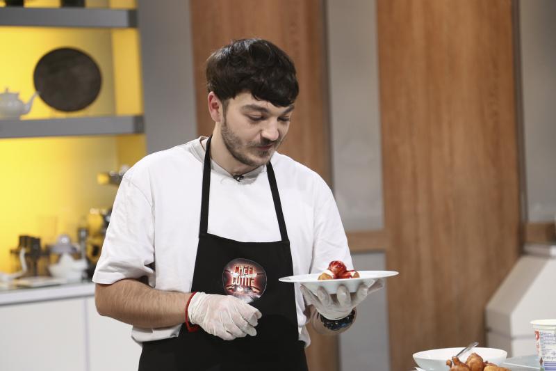 Teo Costache ținând o farfurie în mână, în bucătăria chefi la cuțite
