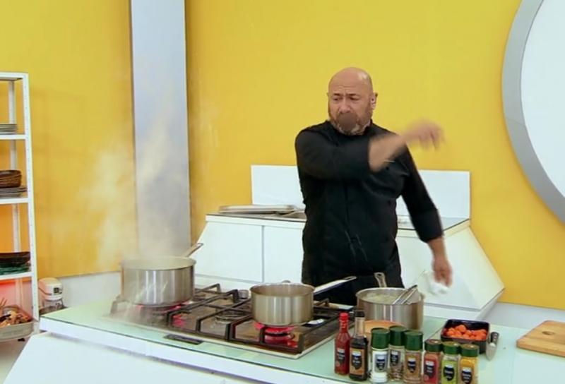 catalin scarlatescu gătind in bucataria chefi la cutite