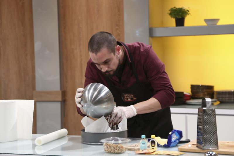 Gabriel Neamu gătind la Chefi la cuțite