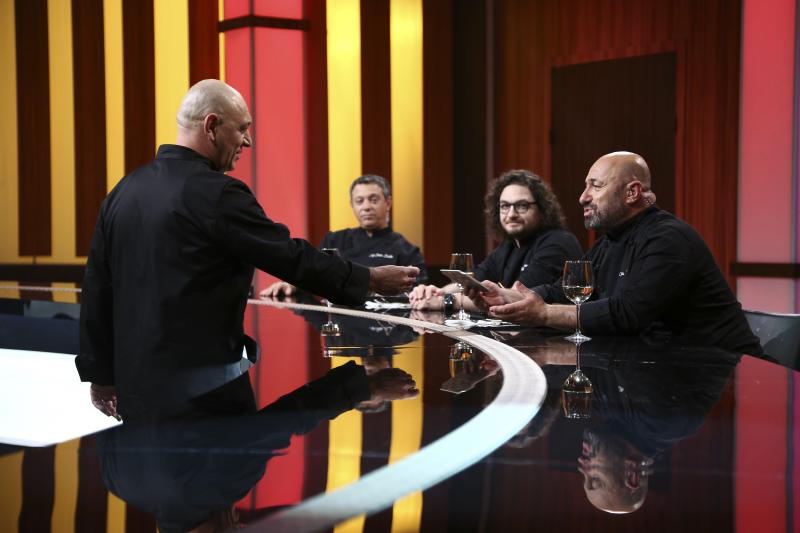 Marian Cernat oferind amuleta 12 lui Cătălin Scărlătescu, în platoul emisiunii „Chefi la cuțite”