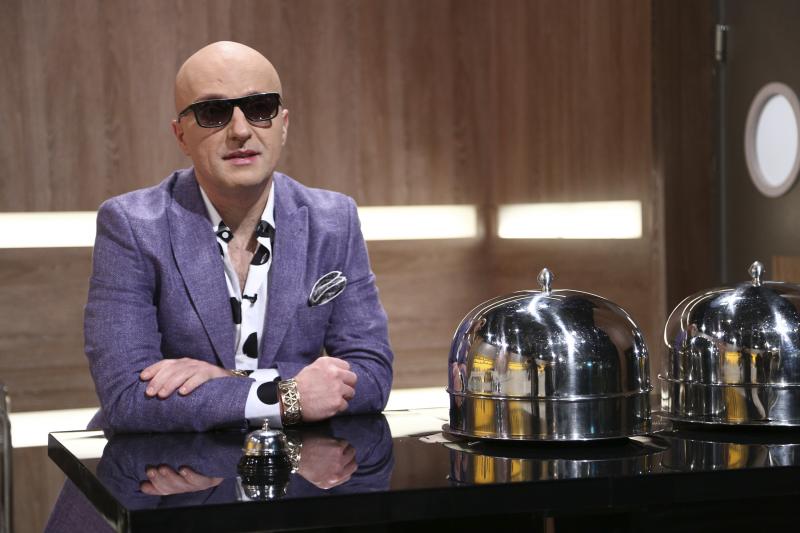 Costi Ioniță lângă cloșurile pregătite la chefi la cuțite