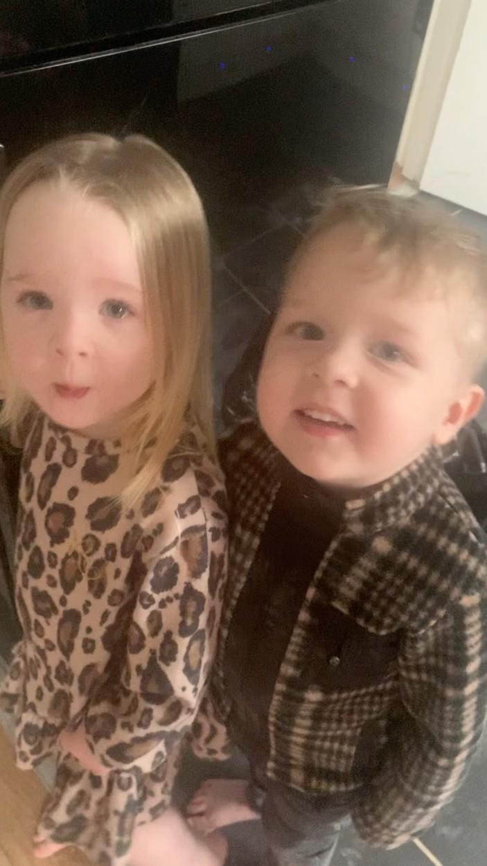 Mila-Rose și Kyson, cei doi copii ai tinerei Kim McCabe