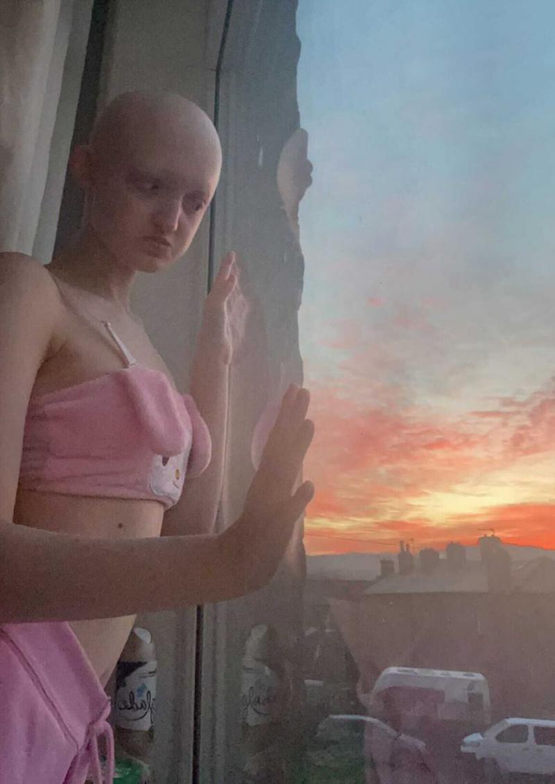 Hannah Harpin privind pe geam