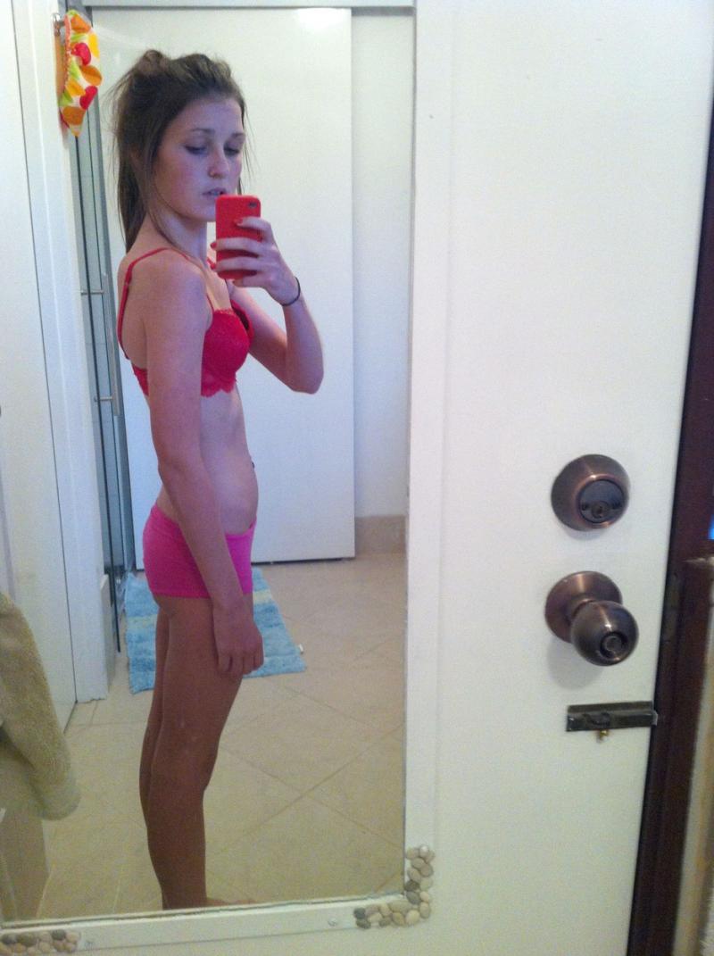 Chloe White, selfie în oglindă