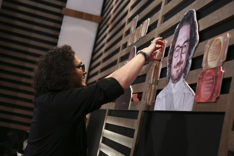 Florin Dumitrescu lipindu-si amuleta castigta