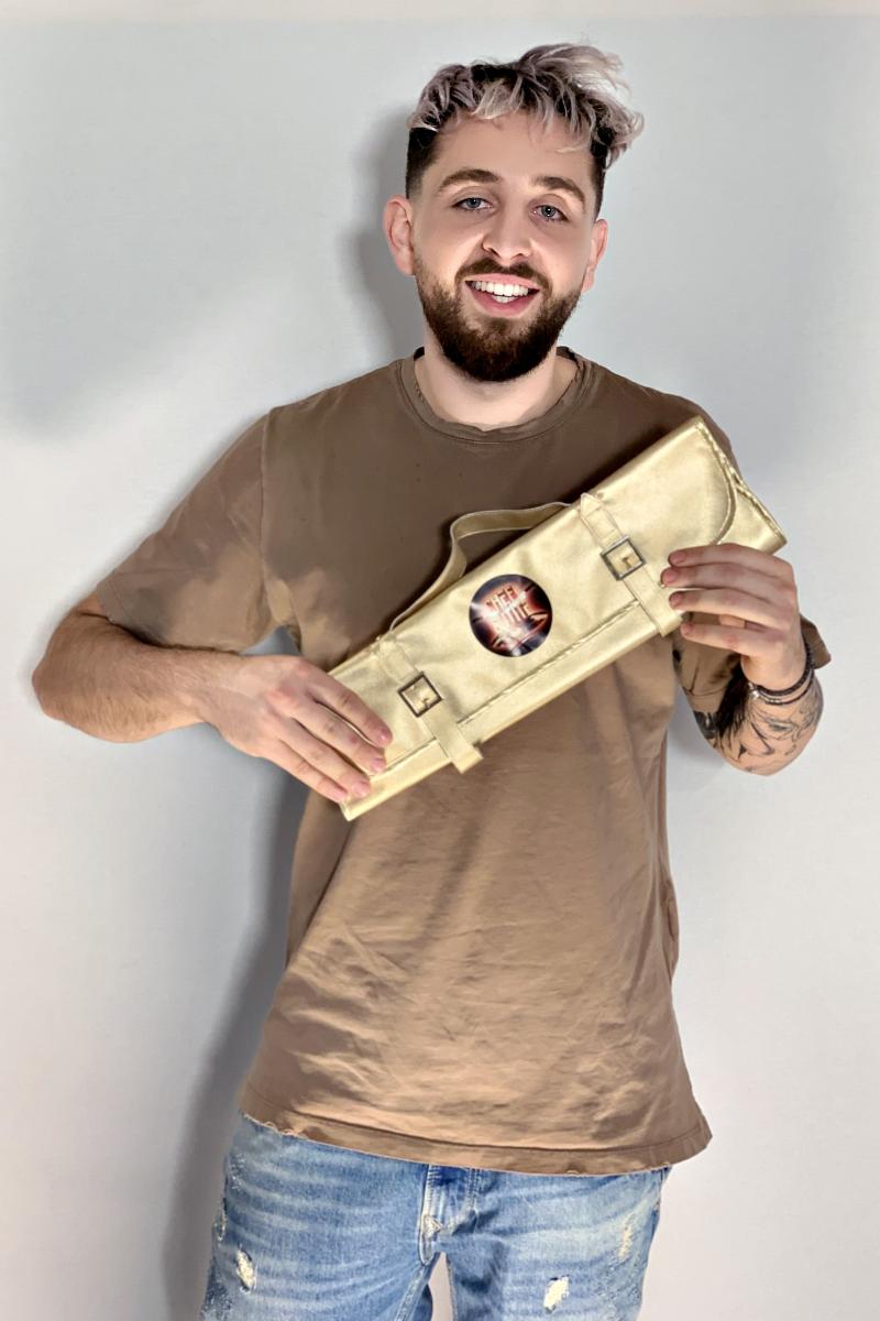 Ștefan Borleanu ținând cuțitul de aur în mâini