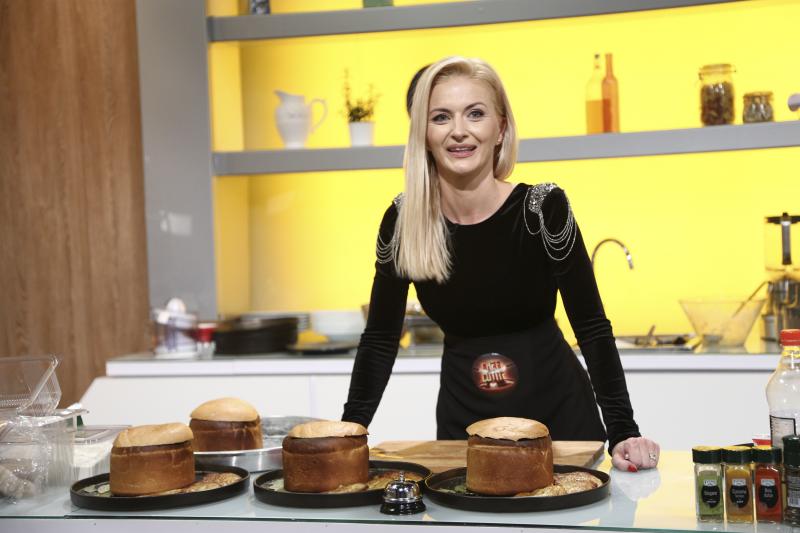 Elwira Petre gătind în bucătăria „Chefi la cuțite” sezonul 9