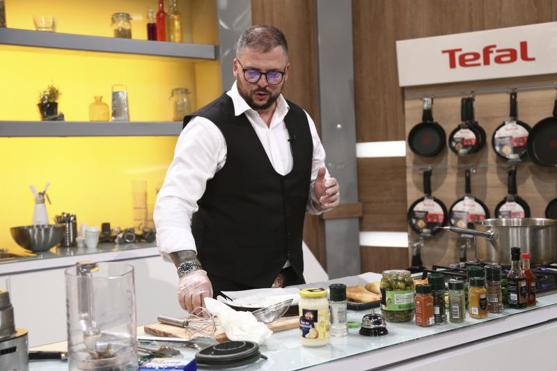 Marius Ghinoiu gătind la „Chefi la cuțite”, sezonul 9