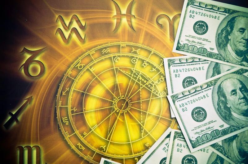 imagine ilustrativă cu discul celor 12 zodii si un teanc de bani