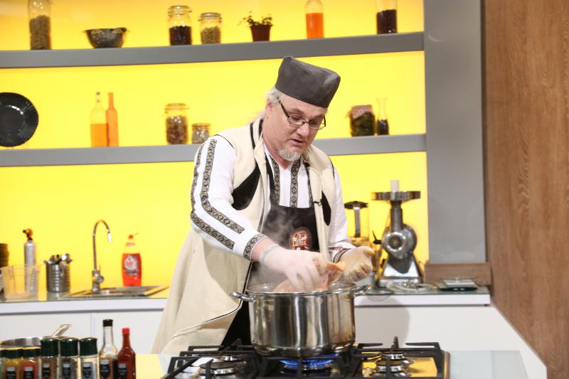 Toma Popovici gătind la chefi la cuțite