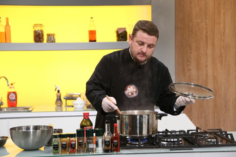 Preotul Florin Danu gătind la Chefi la cuțite