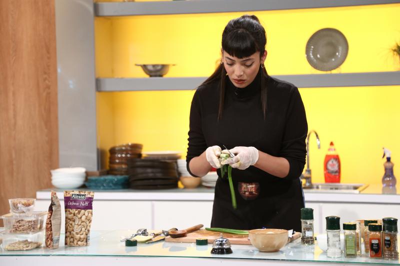 Narymen Abessi gătind în bucătăria chefi la cuțite