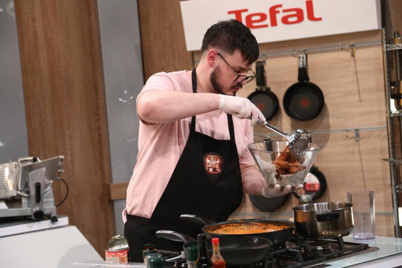 Patrick Coman gătind i8n bucataria chefi la cutite